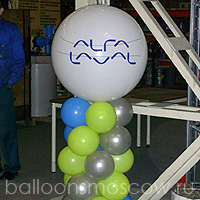 Большой шар с логотипом компании на стойке из воздушных шаров